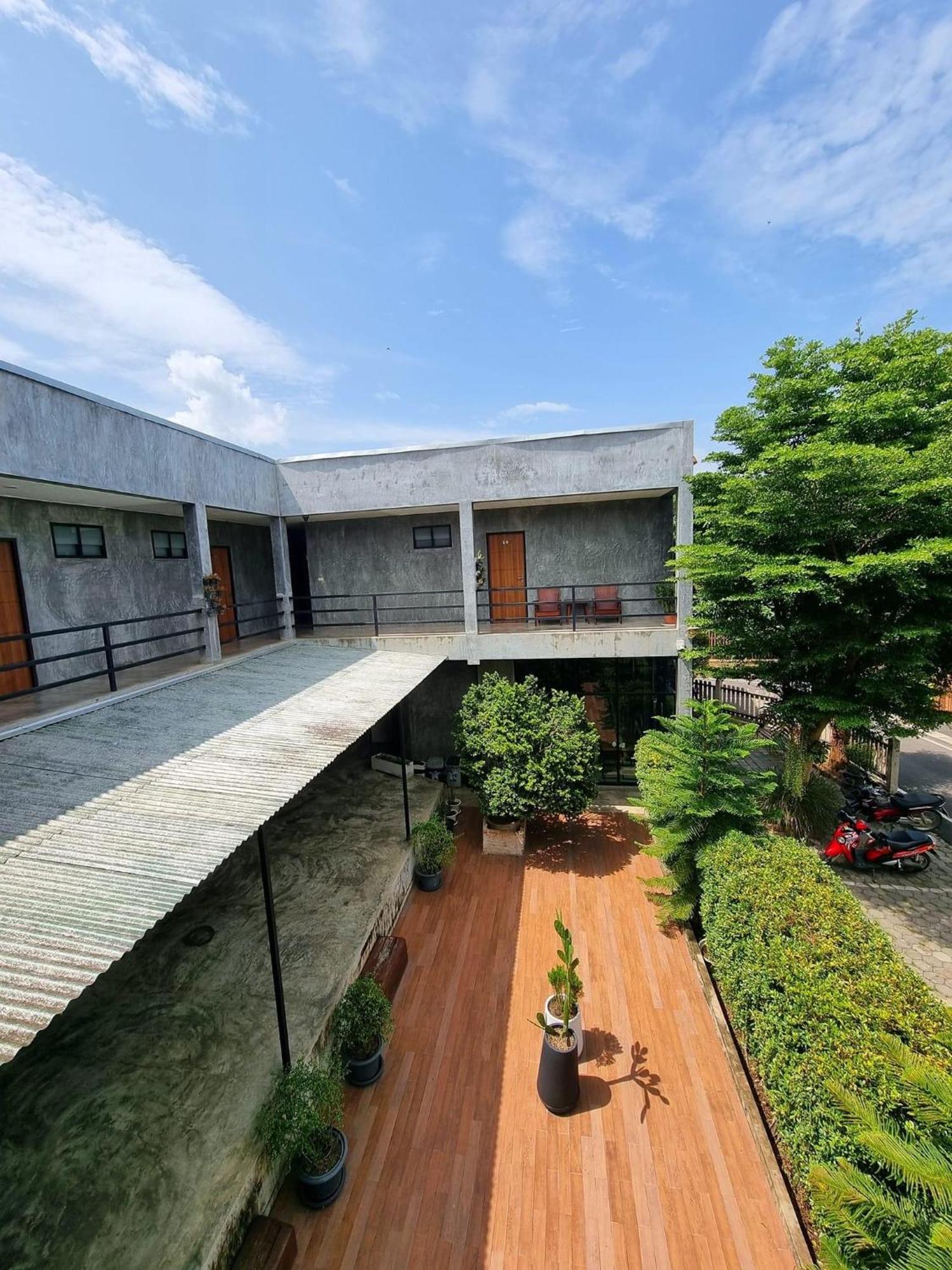 Come Moon Loft Hotel Phrae Buitenkant foto