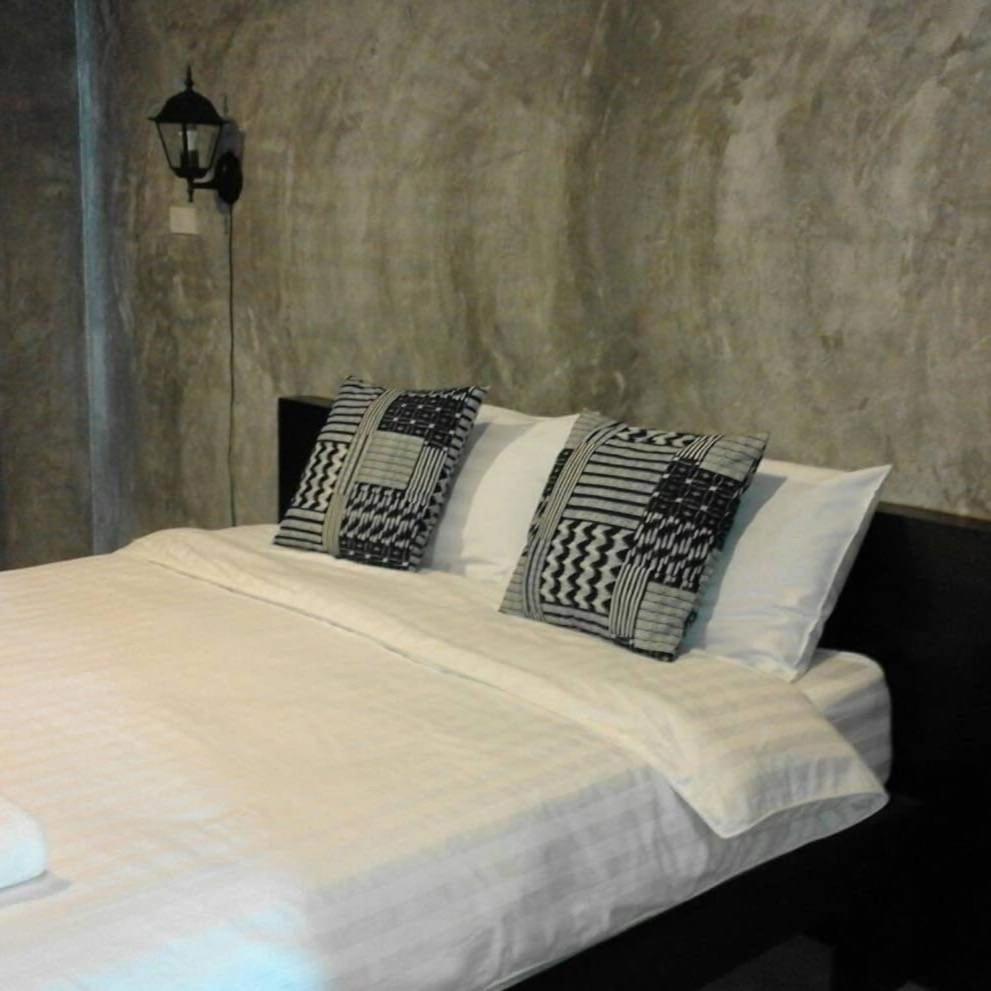 Come Moon Loft Hotel Phrae Buitenkant foto