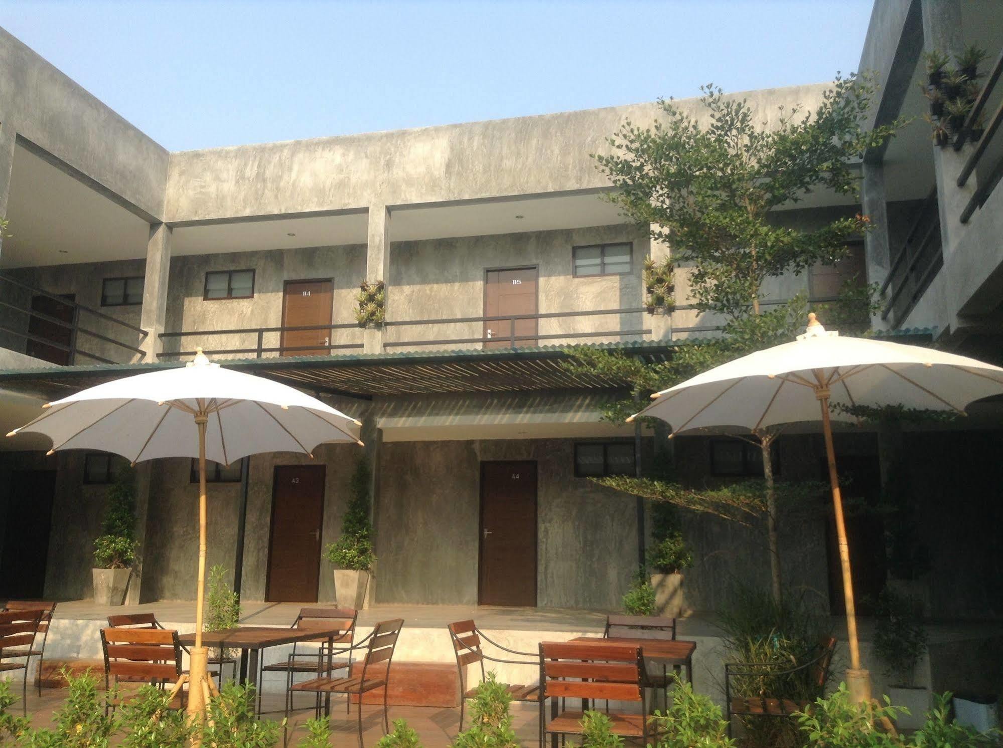 Come Moon Loft Hotel Phrae Buitenkant foto