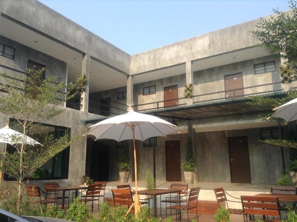 Come Moon Loft Hotel Phrae Buitenkant foto